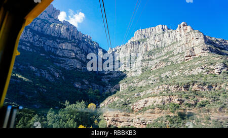 Una macchina di cavo salendo verso il Montserrat a Barcellona. Foto Stock