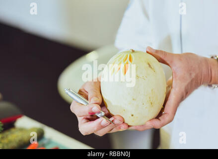 Frutta tailandese carving con la mano, vegetali e la scultura di frutta Foto Stock