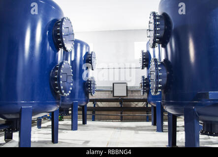 La purificazione di acqua attrezzatura filtro impianto in officina. Foto Stock