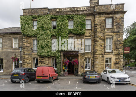 La facciata del XVI secolo Old Hall Hotel, famoso per essere uno di Inghilterra del più antico hotel; Buxton, Derbyshire, Regno Unito Foto Stock