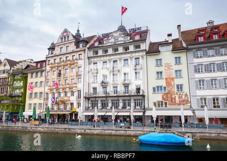 Lucerna, Svizzera - 7 Maggio 2017: Paesaggio urbano della città di Lucerna, i turisti a piedi vicino all hotel di lusso sul fiume Reuss coast Foto Stock