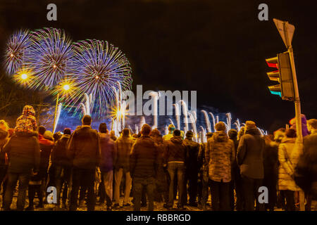 La folla a guardare i fuochi d'artificio e celebrando Foto Stock