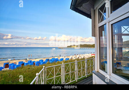 Vista dalla Torre bagnino sulla spiaggia con sedie. Binz sull'isola di Rügen. Foto Stock