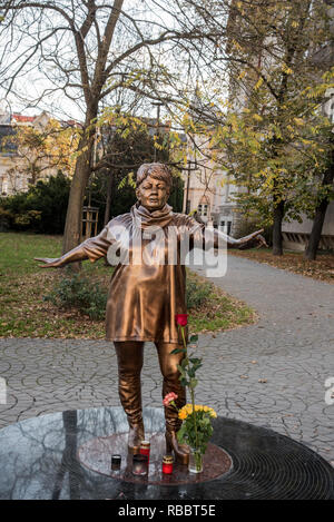 Scultura di vera cantante Spinarova su Husuv triste nella città di Ostrava in Repubblica Ceca Foto Stock