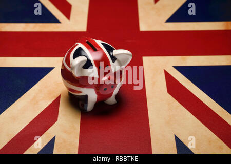 Un salvadanaio su un Union Jack flag Foto Stock