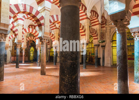 Decorate archi e colonne in stile moresco, Mezquita-Catedral (Grande Moschea di Cordova), Cordoba, Andalusia, Spagna Foto Stock