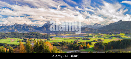 Vista panoramica al bellissimo paesaggio in Baviera con il lago e le montagne Foto Stock