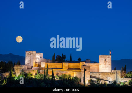 Mura difensive e torri di Alcazaba cittadella, parte dell'Alhambra Palace e il complesso fortificato, Granada, Andalusia, Spagna Foto Stock