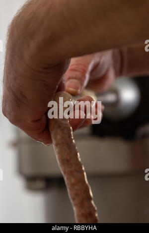 Butcher preparare senza glutine salsicce a Gog Farm Shop, Stapleford, Cambridge, Cambridgeshire Foto Stock