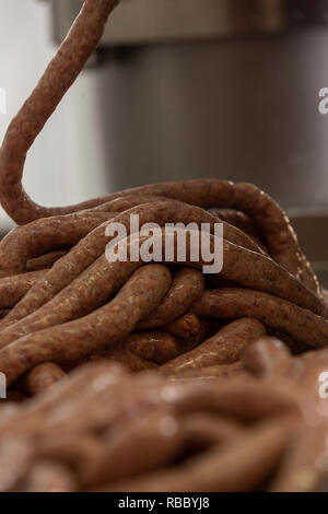Butcher preparare senza glutine salsicce a Gog Farm Shop, Stapleford, Cambridge, Cambridgeshire Foto Stock