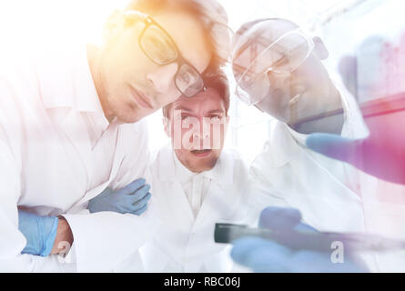 Close up.un gruppo di scienziati discutono i risultati dell'EXP Foto Stock