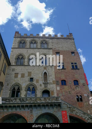 L'Italia, Prato - 01 Luglio 2017: il punto di vista del Palazzo Pretorio il 01 luglio 2017, Toscana, Italia Foto Stock