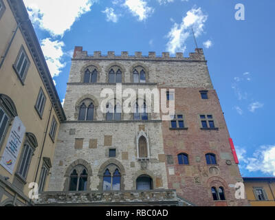 L'Italia, Prato - 01 Luglio 2017: il punto di vista del Palazzo Pretorio il 01 luglio 2017, Toscana, Italia Foto Stock