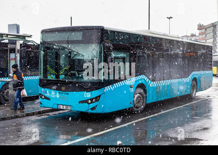 Nevoso inverno vista giorno da Kadikoy autostazione pubblica. Kadikoy è una grande e popolosa e quartiere cosmopolita del lato Asiatico di Istanbul, Turchia. Foto Stock