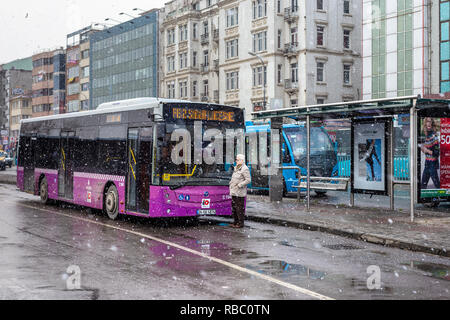 Nevoso inverno vista giorno da Kadikoy autostazione pubblica. Kadikoy è una grande e popolosa e quartiere cosmopolita del lato Asiatico di Istanbul, Turchia. Foto Stock