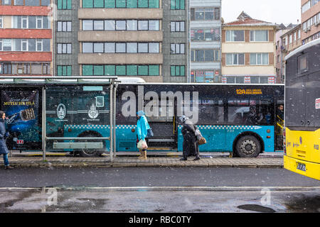 Nevoso inverno vista giorno da Kadikoy autostazione pubblica. Kadikoy è una grande e popolosa e quartiere cosmopolita del lato Asiatico di Istanbul, Turchia. Foto Stock