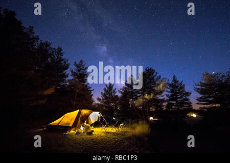 Tenda familiare con acciaio rigido poli su campeggio sotto il cielo stellato con la Via Lattea Foto Stock