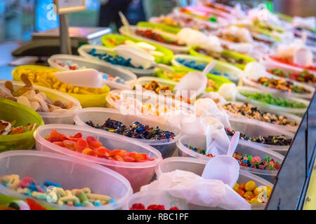 Un assortimento di dolci caramelle in vari colori sul mercato alimentare in Francia Foto Stock