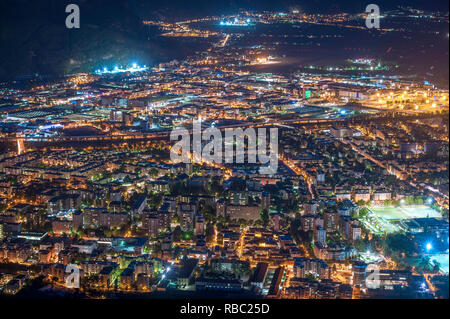 Foto notturna di una città, strade e le luci della città Foto Stock