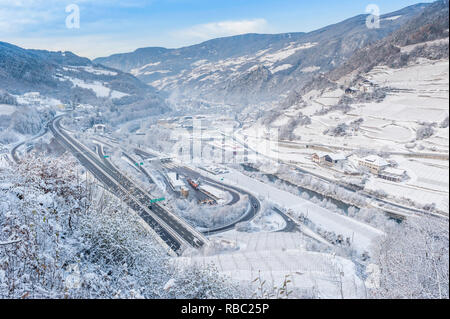 Neve fresca in corrispondenza del collegamento autostradale dell'autostrada del Brennero a Chiusa, Italia Foto Stock