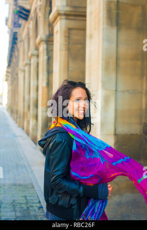 Caucasian modello femminile comporta per le foto alla meta turistica Barcellona, Spagna. Barcellona è conosciuta come una città artistica situato nella zona est di COA Foto Stock