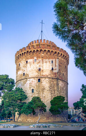 Vista della Torre Bianca di Salonicco che è un monumento e museo sul lungomare di Salonicco, capitale della regione della Macedonia in nord Foto Stock