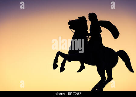 La statua del famoso re Alessandro il Grande di notte nel porto di Salonicco Grecia Foto Stock