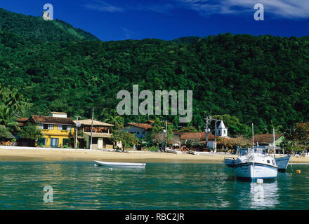 Vista del villaggio di Abraão, Ilha Grande, Brasile Foto Stock