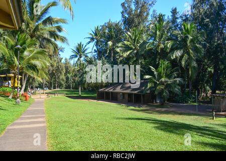 DT Fleming Beach Park, a nord-ovest di Maui, Hawaii. Una bellissima spiaggia di sabbia bianca con una buona piscina (ha) bagnino, servizi igienici e area pic-nic Foto Stock