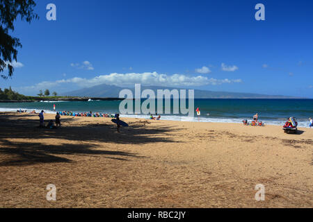 DT Fleming Beach Park, a nord-ovest di Maui, Hawaii. Una bellissima spiaggia di sabbia bianca con una buona piscina (ha) bagnino, servizi igienici e area pic-nic Foto Stock