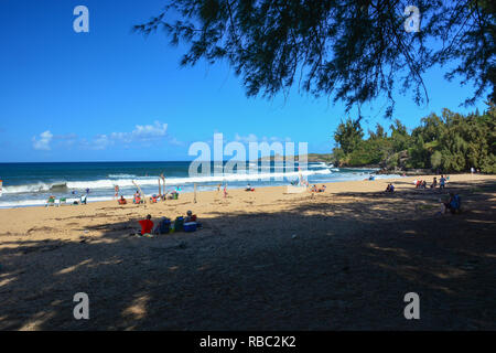 DT Fleming Beach Park, a nord-ovest di Maui, Hawaii. Una bellissima spiaggia di sabbia bianca con una buona piscina (ha) bagnino, servizi igienici e area pic-nic Foto Stock