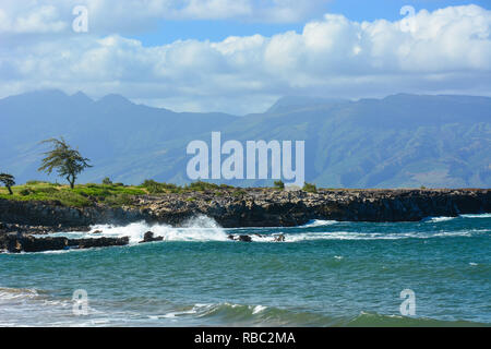 DT Fleming Beach Park, a nord-ovest di Maui, Hawaii. Una bellissima spiaggia di sabbia bianca con una buona piscina (ha) bagnino, servizi igienici e area pic-nic Foto Stock