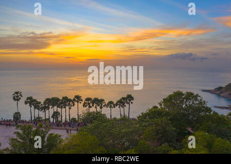 La fotografia aerea tramonto sopra il grande Faro di Cape Promthep Phuket Thailandia Foto Stock