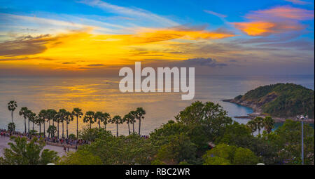 La fotografia aerea tramonto sopra il grande Faro di Cape Promthep Phuket Thailandia Foto Stock