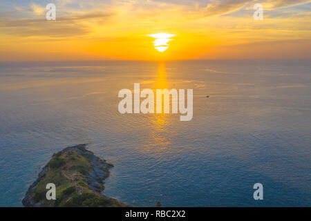 La fotografia aerea tramonto sopra il grande Faro di Cape Promthep Phuket Thailandia Foto Stock