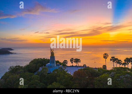 Il tramonto sopra il grande Faro di Cape Promthep Phuket Thailandia Foto Stock