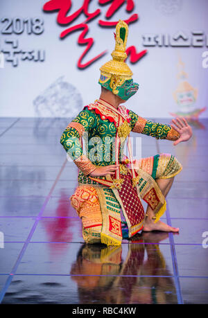 Ballerina tailandese che esegue la tradizionale danza tailandese Khon al festival di danza Mask in Andong Corea del Sud Foto Stock