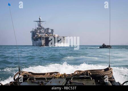 Golfo Arabico - STATI UNITI Marines con Kilo Company, Battaglione Team di atterraggio 3/1, 13 Marine Expeditionary Unit (MEU), partono dal ben coperta della Whidbey Island-class dock landing ship USS Rushmore (LSD 47), nov. 29, 2018. L'Essex anfibio gruppo pronto e il tredicesimo MEU sono distribuiti negli Stati Uniti Quinta Flotta area di operazioni a sostegno di operazioni navali per garantire stabilità marittimo e la sicurezza nella regione centrale di collegamento del Mediterraneo e del Pacifico attraverso l'Oceano Indiano occidentale e tre strategici punti di strozzatura. (U.S. Marine Corps foto di Cpl. Danny Gonzalez/rilasciato) Foto Stock