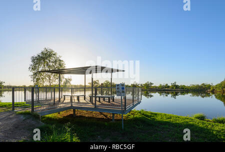 Piattaforma di birdwatching guardando sopra la diga sul Cumberland Creek , Cumberland Camino vicino a Georgetown, Savannah Way, Queensland, QLD, Australia Foto Stock