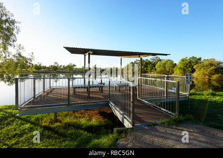 Piattaforma di birdwatching guardando sopra la diga sul Cumberland Creek , Cumberland Camino vicino a Georgetown, Savannah Way, Queensland, QLD, Australia Foto Stock