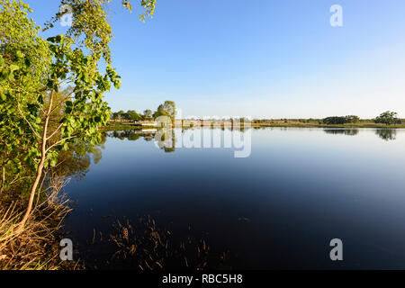 Diga sul Cumberland Creek con una piattaforma di birdwatching in background, Cumberland Camino vicino a Georgetown, Savannah Way, Queensland, QLD, Austral Foto Stock