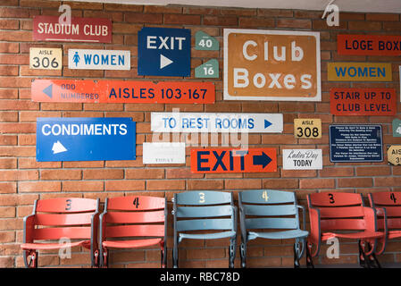 Una serie di segni storici montato su una parete di uno dei punti di ingresso per il Dodger Stadium campo in Los Angeles, Ca, Stati Uniti d'America Foto Stock