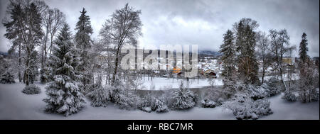 DE - Baviera: inverno a Bad Tölz (Badeteil) visto dal lato opposto del fiume Isar Foto Stock