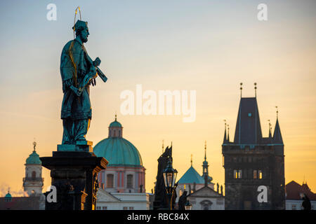 Repubblica Ceca, Praga, Charles Bridge, Karluv più oltre il Fiume Vlatava Foto Stock