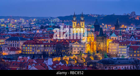 Repubblica Ceca, Praga, Old Town, Staré Mesto, tra cui il Ponte Carlo (Karluv Most) e la chiesa di Nostra Signora di Tyn Foto Stock