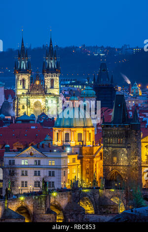 Repubblica Ceca, Praga, Old Town, Staré Mesto, tra cui il Ponte Carlo (Karluv Most) e la chiesa di Nostra Signora di Tyn Foto Stock