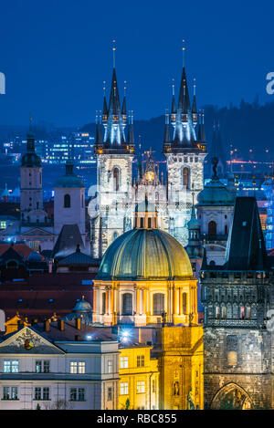 Repubblica Ceca, Praga, Old Town, Staré Mesto, tra cui il Ponte Carlo (Karluv Most) e la chiesa di Nostra Signora di Tyn Foto Stock