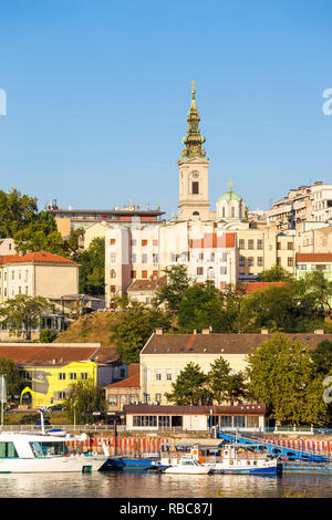 In Serbia, a Belgrado, in vista del fiume Sava di fronte alla Basilica di San Michele è cattedrale nel centro storico Foto Stock