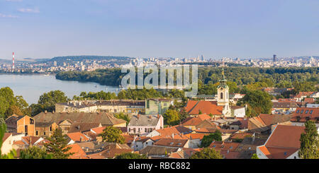 La Serbia, Belgrado, Zemun, vista di Zemun tetti , Crkva Uznesenja blazene Djevice Marije chiesa e il fiume Danubio C Foto Stock