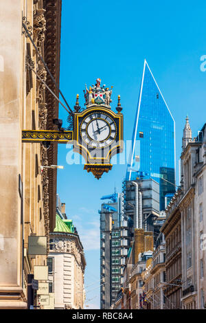 Regno Unito, Inghilterra, Londra, Città di Londra, Cornhill Royal Exchange orologio con Lloyds di Londra e il bisturi di edifici Foto Stock